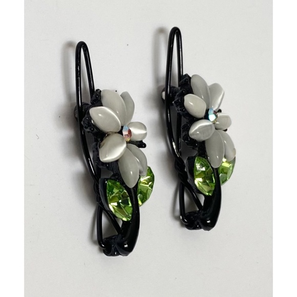 Delicate Daisy Barrettes - Picture 2 of 5